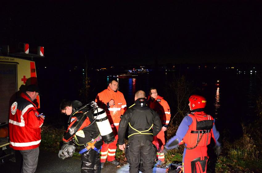 Einsatz BF Koeln PKW im Rhein Mondorf Hersel P023.JPG